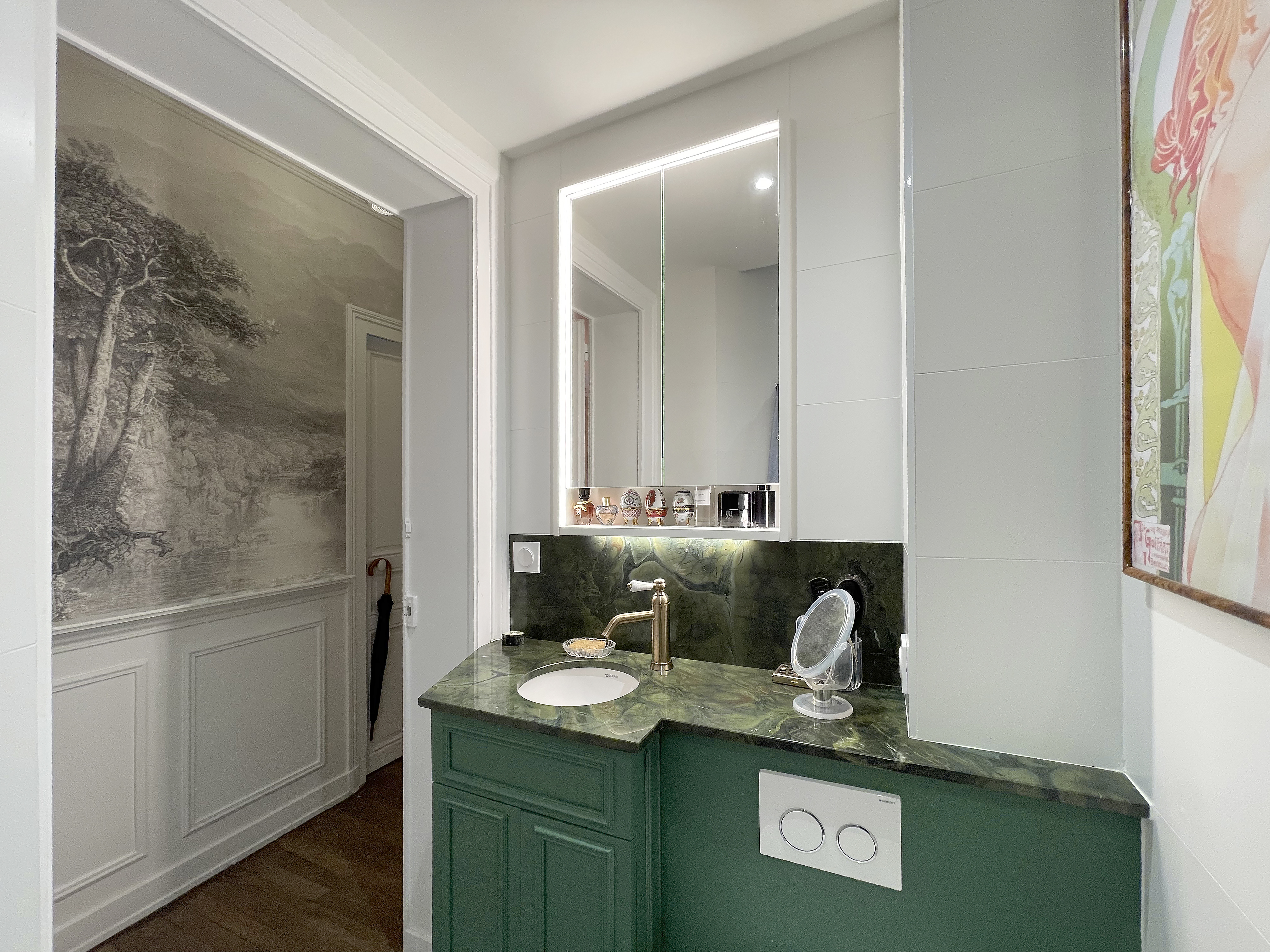 Salle de bain avec marbre vert dans un appartement haussmannien à Angers